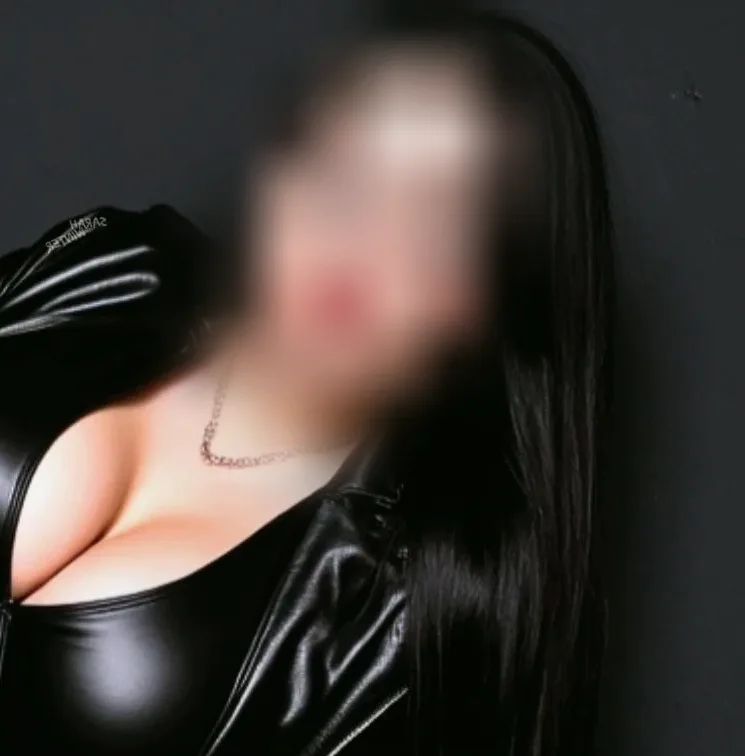 Manuela, 37